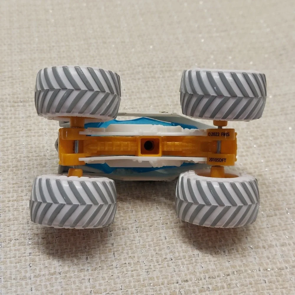 Monster Jam Alien Invasion 1:64 Monster Truck GEARS And‎ Galaxies White Walmart
